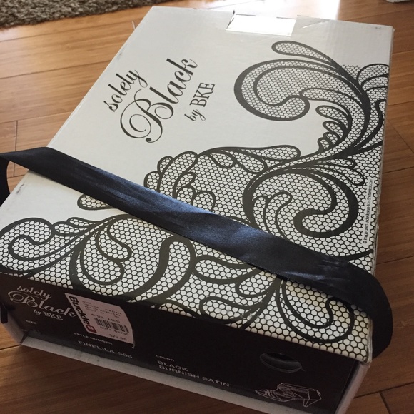 Buckle BKE Peep Toe Platform Dress Pump Stiletto Heel Satin Black 6.5 Party - Picture 4 of 7